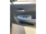 全席パワーウィンドウとなっています。運転席はオートになっているのでワンタッチ開閉することが出来ます。