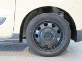純正ホイールです。どこまでも走っていきたくなるようなデザインですね♪