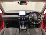 車内は光触媒抗菌消臭施工済です。スタイリッシュなデザインでスポーティなインパネ周りを演出します。グローブボックスやカップホルダーのほかにトレーなどたくさんの収納スペースが付いています。