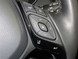 ステアリングスイッチ付き。前方から目を離すことなく操作することが可能です。