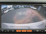 ナビ画面にバックビュ-モニタ-の映像を映し出しています。  狭い場所での車庫入れをサポ-トしてくれる便利アイテムです。