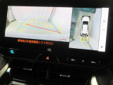 パノラミックビューモニター付きです。車両を上から見たような映像をディスプレイオーディオ画面に表示。運転席からの目視だけでは見にくい、車両周辺の状況をリアルタイムでしっかり確認できます。