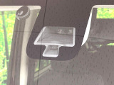 【エマージェンシーブレーキ】走行中に前方の車両等を認識し、衝突しそうな時は警報とブレーキで衝突回避と被害軽減をアシスト。より安全にドライブをお楽しみいただけます。