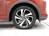純正アルミホイールを装備、タイヤサイズは195/60R17です。