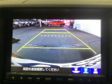 バックギアに入れますとご覧のような画像に自動的に切り替わります。車庫入れ時に役立ちます。