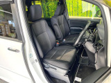 運転席シート廻りは使用感も少なく、良好な状態となっています。前オーナー様が丁寧に使っていたことがよくわかりますね。