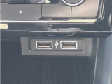 運転席中心部にUSBソケットを2つ装備。スマートフォンの充電やApp Connectの通信が手軽に行えます。さらにワイヤレスチャージング機能も備えています。