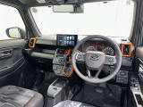 運転席まわりです。 各操作スイッチは使いやすい位置に配置されてます。