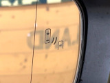 【ブラインドスポットモニター】走行中、ドアミラーの死角になりやすい箇所に後続車が接近するとサイドミラーのレンズに警告を表示!ドライバーに注意喚起をしてくれます。