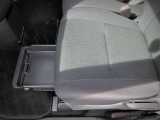 ご覧のとおり、助手席シ-ト下にはちょっとした荷物スペ-スが有るんです。  何を入れてどんなふうに使うかはアナタ次第です♪