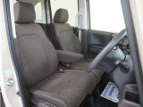 運転席のスペースはゆったりしていて、視界も広く確保されているので普段の運転からロングドライブまで快適です。