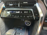 スタイリッシュなデザインのインパネ。各操作スイッチは使いやすい位置に配置されてます。