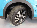 タイヤサイズは195/60R17。純正アルミが装着されております。