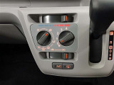 シンプルで使いやすいマニュアルエアコン。適切に操作することで快適な車内環境を保つことができます。