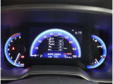 とっても見やすいメーターです。夜間時はラグジュアリーな気分にさせてくれる照明が魅力ですので、夜のドライブも楽しみになりますよ♪