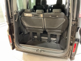 3列めを使用した場合の荷室です。深さもありますので、たくさんの荷物を積めるスペースがあります。買い物でもレジャーでも心置きなく楽しめます。