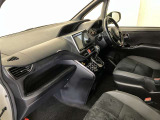 運転席周りのレイアウトをご覧ください。ナビゲーションが綺麗に装着されすっきり収まってますね!