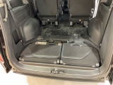 3列めのシートを格納すると、広大な荷室が生まれます。高さも幅もトップクラスです。また、ほぼフラットな状態にできますので、積載能力があります。