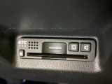 ETCもついています。高速道路の料金所の通過も楽々です。 カードの取り出しもしやすい場所についています。