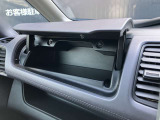 助手席前にも小物入れがあります。