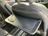 運転席、助手席背面に付いているパーソナルテーブルは、ちょっとした小物や飲み物も置けてとっても便利♪