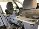 運転席・助手席の背もたれには、2列目シート用にカップホルダー付きの「格納式のシートバックテーブル」を装備しています。休憩時のちょっとした時間などカップを置いたり、小物置きに使えて便利です。