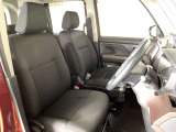 厚みがあって、座り心地のいいシート。運転席も助手席もリラックスしてゆったりと座れます。