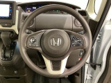 ハンドルにHondaセンシング系のクルーズコントロールやレーンキープアシストなどのスイッチと、オーディオの操作スイッチが装備されています。ハンドルから手を離さず安全に操作できます。