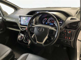 運転席周りのレイアウトをご覧ください。ナビゲーションが綺麗に装着されすっきり収まってますね!