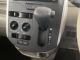 自然に手が届き、操作性の良いインパネシフトに、パーキングブレーキは、フットブレーキタイプなので、運転席と助手席の間はすっきりしています。