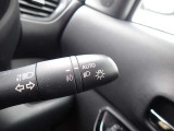 オートライト機能が装備されており暗い場所に入ると車両が検知しライトのON・OFFを自動的に切り替えてくれますので非常に便利な装備です♪