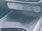 運転席と助手席の間にUSBソケットがついているので、スマートフォンなどの充電が可能です。