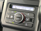 【オートエアコン】一度お好みの温度に設定すれば、車内の温度を検知し風量や温度を自動で調整。暑い&hellip;寒い&hellip;と何度もスイッチ操作をする必要はありません。快適な車内空間には必須の機能ですね♪