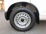 貨物用のスチールホイールはいてます。