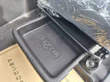 助手席下にアンダートレイ装備しておりますので、車検証入れなどを収納しておくことができます!