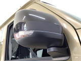 【ウインカーミラー】方向指示器をミラーのランプに点灯。対向車への視認性を高め、安心安全な方向転換をサポートします♪