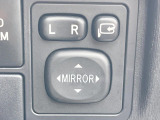 【電動格納ミラー】サイドミラーは電動格納式となっており、狭い駐車場でもキズがつくリスクを抑えられます。