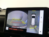 【全周囲モニター】車を上空から見下ろしたような映像をカーナビ画面に映し出し、車庫入れや縦列駐車をサポートしてくれます。