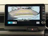 駐車時の安全確認をサポートするバックカメラも使用できます。インターナビで様々な情報を得ることもできます。