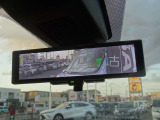 【スマートルームミラー】後席の大きな荷物や同乗者で後方が確認しづらい時でも安心!カメラが撮影した車両後方の映像をルームミラー内に表示。クリアな視界で状況の確認が可能です!