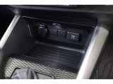 USBポートが装備されています。iPhoneやスマートフォンの充電など、車内にあると便利なアイテムのひとつですね!充電中のスマホなどの置き場に便利なトレイも備わっています。