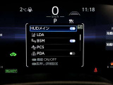 【ITS Connect】道路とクルマ、クルマ同士が通信し、安全運転をサポート!緊急車両に搭載されることも増えており、近づいてきた車両に早めに気づけます。機能の詳細は展示店舗までお尋ねください。