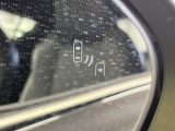 【ブラインドスポットモニター】走行中、ドアミラーの死角になりやすい箇所に後続車が接近するとサイドミラーのレンズに警告を表示!ドライバーに注意喚起をしてくれます。