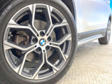 ●純正18インチアルミホイール:輸入車ならではの卓越した走りを支えるホイールと足回りです!日本車の走りに慣れている方にもぜひ体感して頂きたいほど、高いレベルでまとまっています!