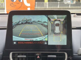 パノラミックビューモニターで、後方と全体を確認しながら安心して駐車することができます。