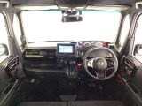 【前方視界】開放的な前方視界!運転がしやすく疲れにくいです♪窓が大きく、見通しがとっても良いおクルマですよ♪