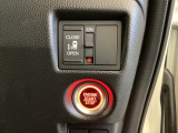 左側電動スライドドアは運転席からでも操作ができるように、ハンドル付近に開閉の操作スイッチが付いています。