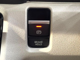 【オートブレーキホールド】信号待ちや渋滞で停車時にブレーキから足を離しても、停止状態を保持してくれます。前進するときはアクセルを踏めば自動で解除されるので安心♪街乗り運転が楽になります♪
