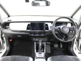 操作性に優れた運転席となります!小物入れや各ボタンの配置にこだわり、使いやすいです!座り心地もよく視認性も良好なのでロングドライブもお任せ下さい!