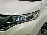 【LEDヘッドライト】悪天候や夜間走行時も良好な視界を確保し安心して運転できる高輝度LEDヘッドライトを装備!点灯速度が早く、消費電力も抑えられています。